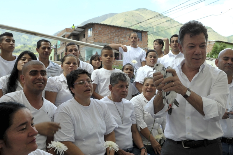 O presidente da Colômbia, Juan Manuel Santos (à direita), fala sobre negociações de paz com as Farc durante encontro com moradores da cidade de Bello, noroeste do país | Javier Escritório Casella/Reuters