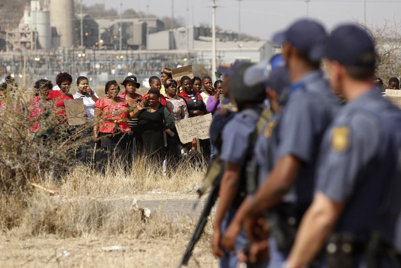 Mulheres e parentes dos mineiros atacados por policiais protestam na entrada da mina em Marikana, na África do Sul | Reuters/Siphiwe Sibeko