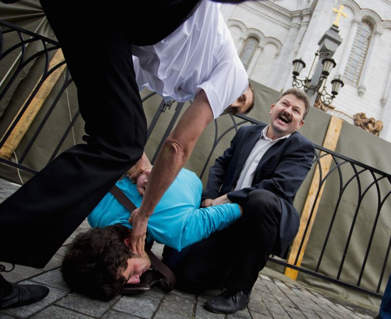 Um manifestante é detido por forças de segurança durante o ato em apoio à banda punk Pussy Riot, em Moscou | Reuters/Evgeny Feldman/Novaya Gazeta