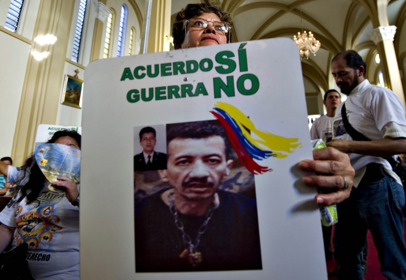 Familiar do refém Jorge Humberto Romero participa de missa na catedral de Villavicencio | Luis Acosta/AFP