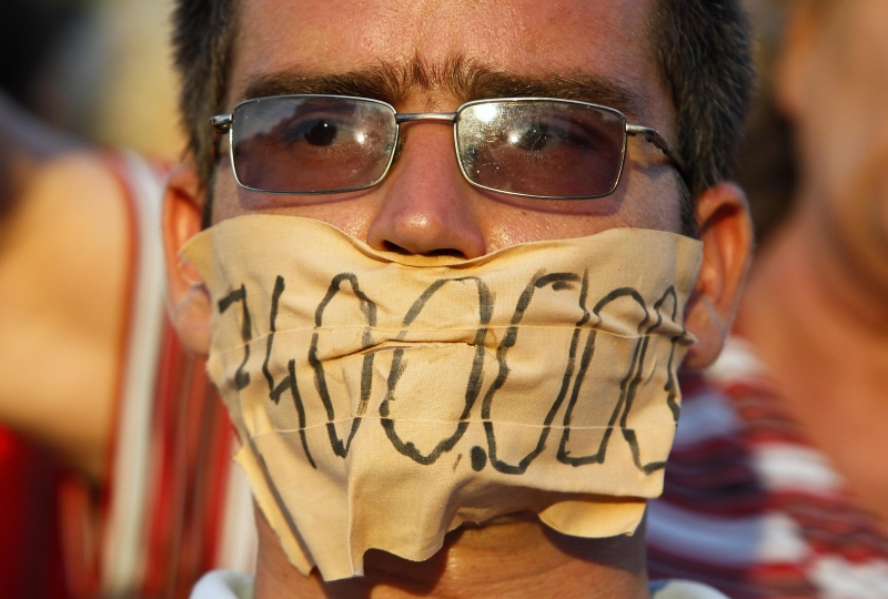 Contra Basescu, homem tapa a boca com fita | Bogdan Cristel/Reuters