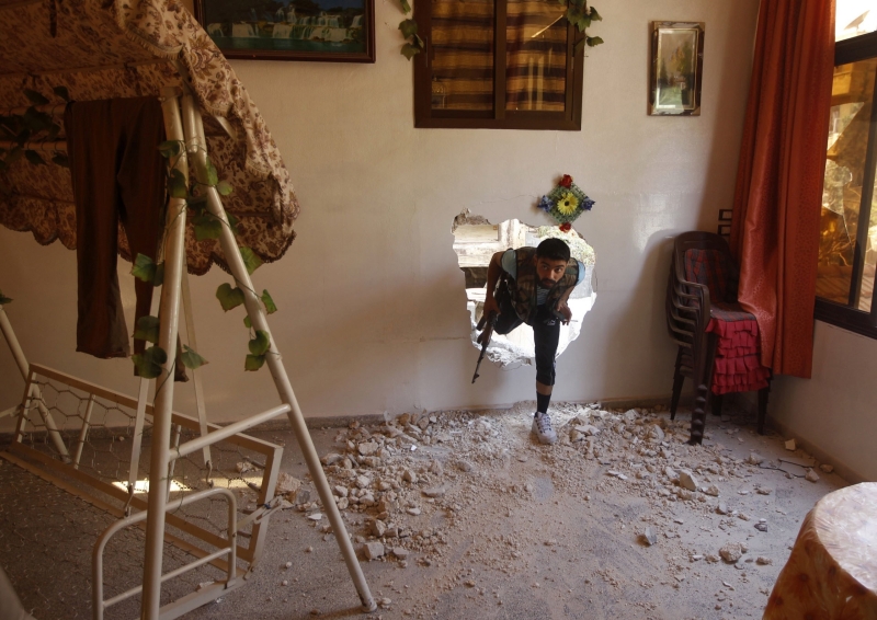 Rebeldes evitam ruas de Aleppo usando buracos em casas | Goran Tomasevic/Reuters