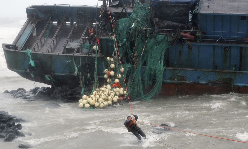 Pescador chinês é resgatado pela polícia sul-coreana de um barco encalhado em Seogwipo, na ilha Jeju, que fica ao sul de Seul | Reuters/Gang Jae-Nam/Newsis