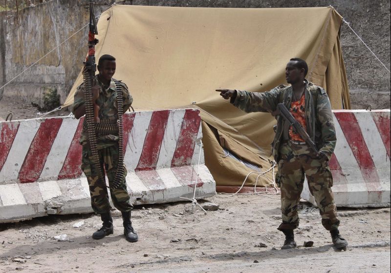 Soldados do governo provisório do país patrulhavam o local após a tentativa de atentado | AFP Photo/Mohamed Abdiwahab