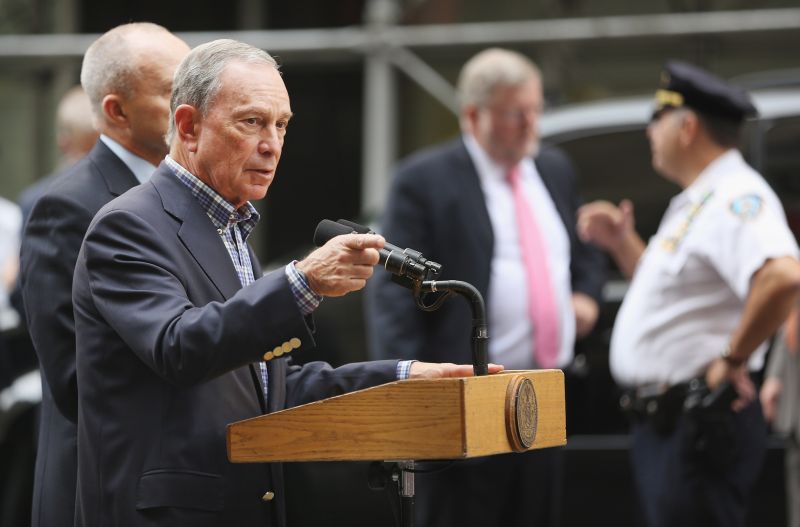 O prefeito de Nova York, Michael Bloomberg, deu uma entrevista coletiva na 5ª Avenida, próximo ao local onde ocorreu o tiroteio | Mario Tama/Getty Images/AFP