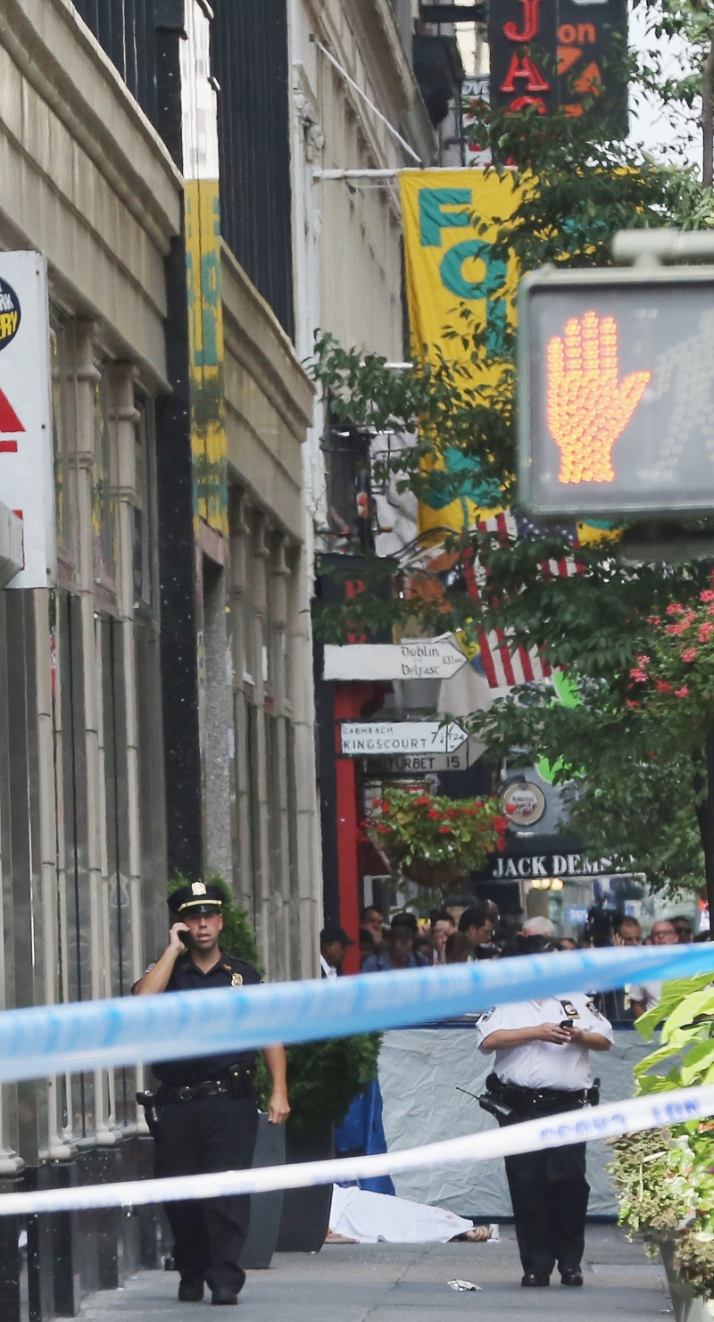 Policiais guardam corpo de atirador morto em Nova York | Mario Tama/Getty Images/AFP