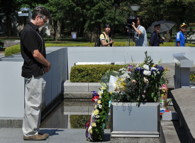Truman Daniel reza para vítimas do ataque nuclear que devastou Hiroshima durante a Segunda Guerra Mundial | AFP