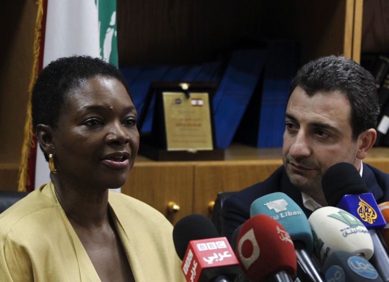 A chefe da ONU para assuntos humanitários, Valerie Amos (à esq.), disse que 2,5 milhões de sírios precisam de ajuda humanitária | Reuters/Sharif Karim