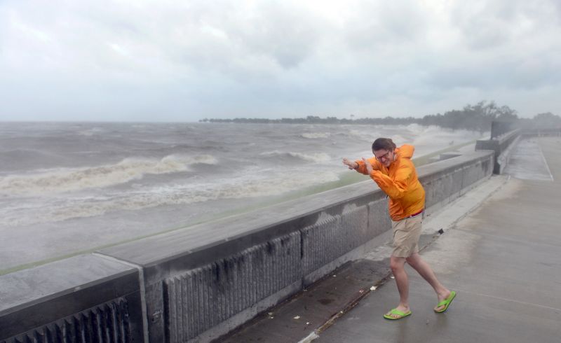 No lago Pontchartrain, em Nova Orleans, os fortes ventos já eram sentidos pela população | AFP Photo/Frederic J. Brown