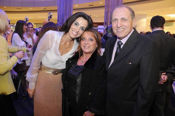 O empresário Amnon Czerny e sua filha Irit Czerny receberam a estilista Alice Capella na festa pelos 50 anos da grife curitibana Lafort, que lotou a Praça de Eventos do ParkShopping Barigüi na noite de quinta-feira | Kraw Penas