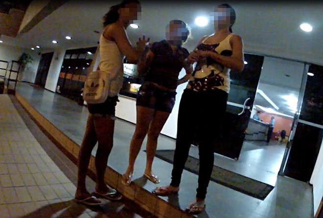 Adolescentes fazem ponto em frente ao flat na Praia de Iracema em Fortaleza |