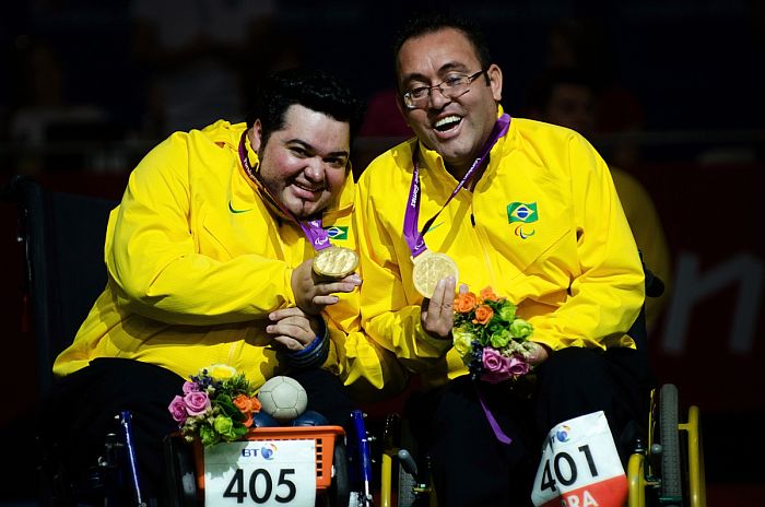 Dirceu Pinto e Eliseu dos Santos comemoram o ouro na bocha | Guilherme Taboada / CPB