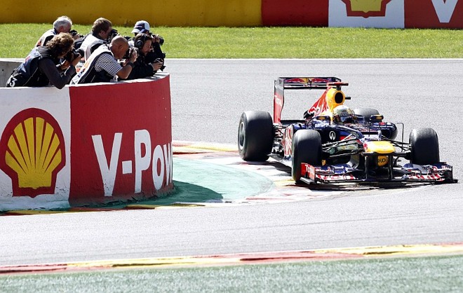 Sebastian Vettel, atual campeão, decepcionou e ficou fora do Q3. Ele só larga em 10º graças à troca de câmbio do companheiro de equipe Mark Webber | 