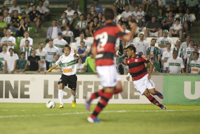 Rafinha tenta lançamento entre jogadores do Flamengo |