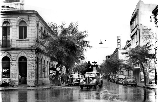 Rua Ébano Pereira esquina da Avenida João Pessoa, com o asfalto molhado pela chuva, em foto de 1950 |