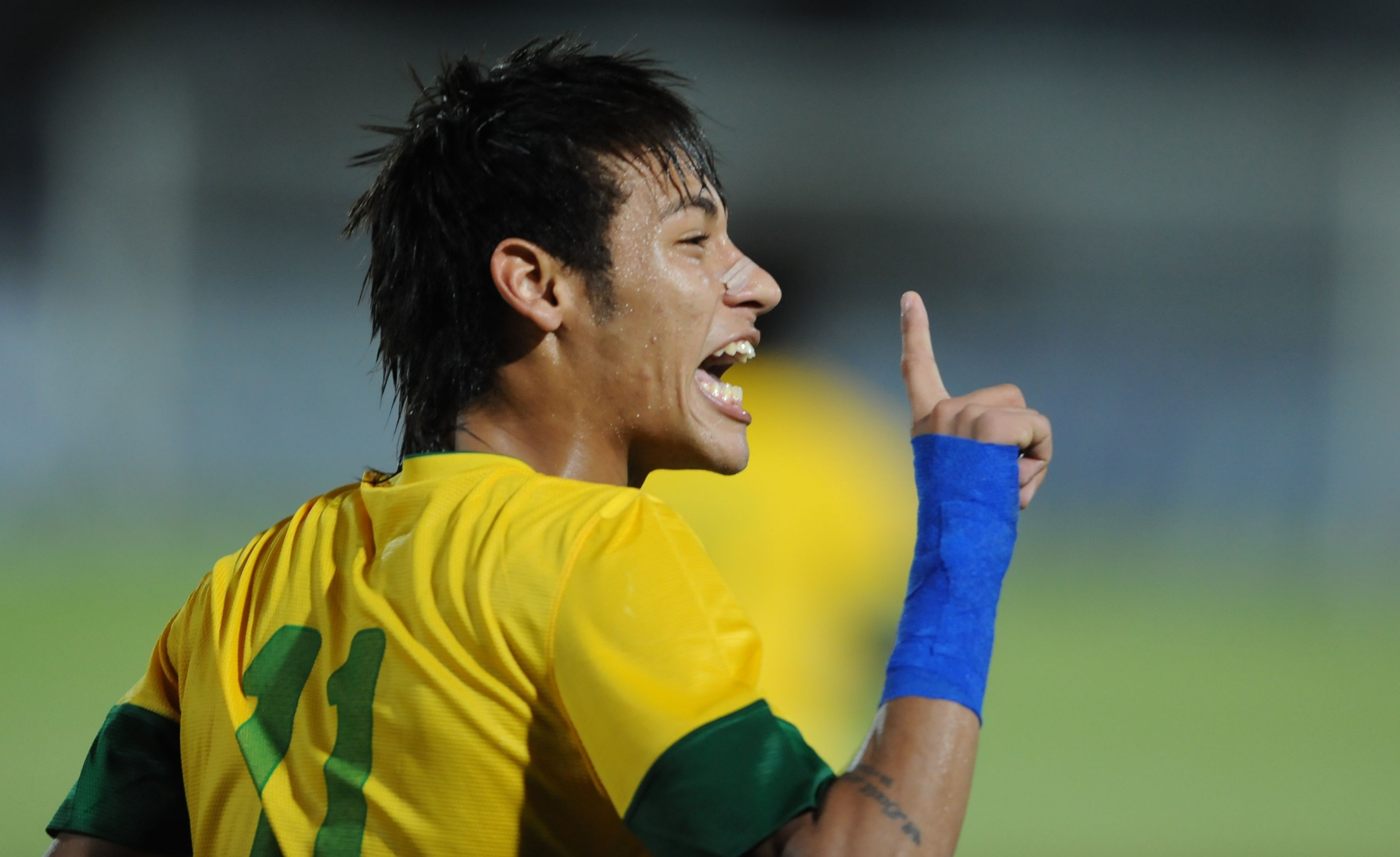 Neymar sorri após marcar contra a China | AFP