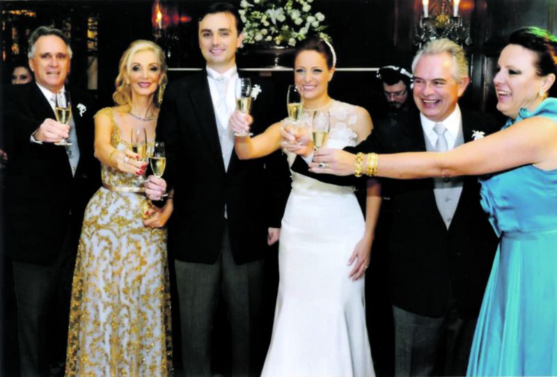 Em bela e elegante recepção, sábado passado, nos salões do Graciosa Country Club, os noivos Wellington Dalmaz e Maria Fernanda Meyer são brindados pelos seus pais, Paulinho e Vânia Dalmaz, Maria Helena e Marcos Venicio Meyer | Gerson Lima