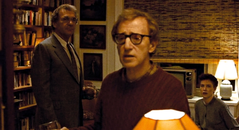Woody Allen fora de foco em cena de Maridos e Esposas (1992) | Divulgação