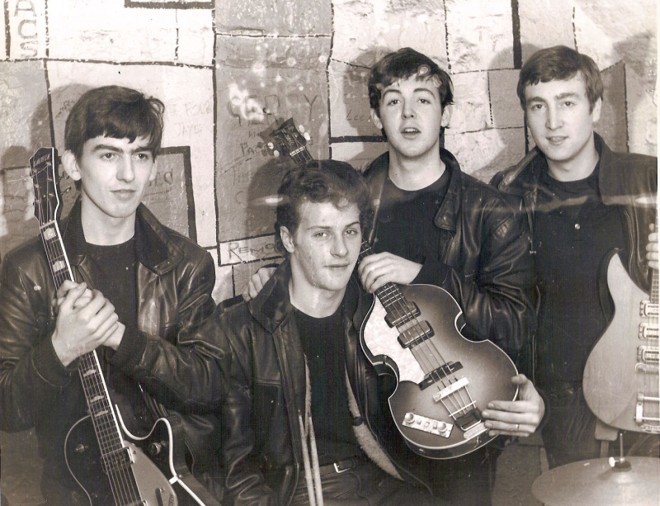 Os Beatles, ainda com o baterista Pete Best, fotografados no The Cavern Club, em Liverpool |