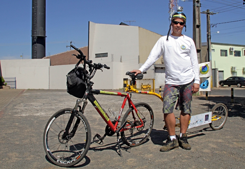 O aventureiro Fábio Remuszka e sua companheira inseparável: os 18 dias de viagem entre Curitiba e Foz renderam muitas histórias | Christian Rizzi/Gazeta do Povo