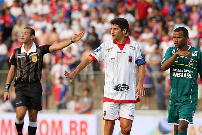 Capitão Lúcio Flávio pede a bola na partida com o Goiás | 