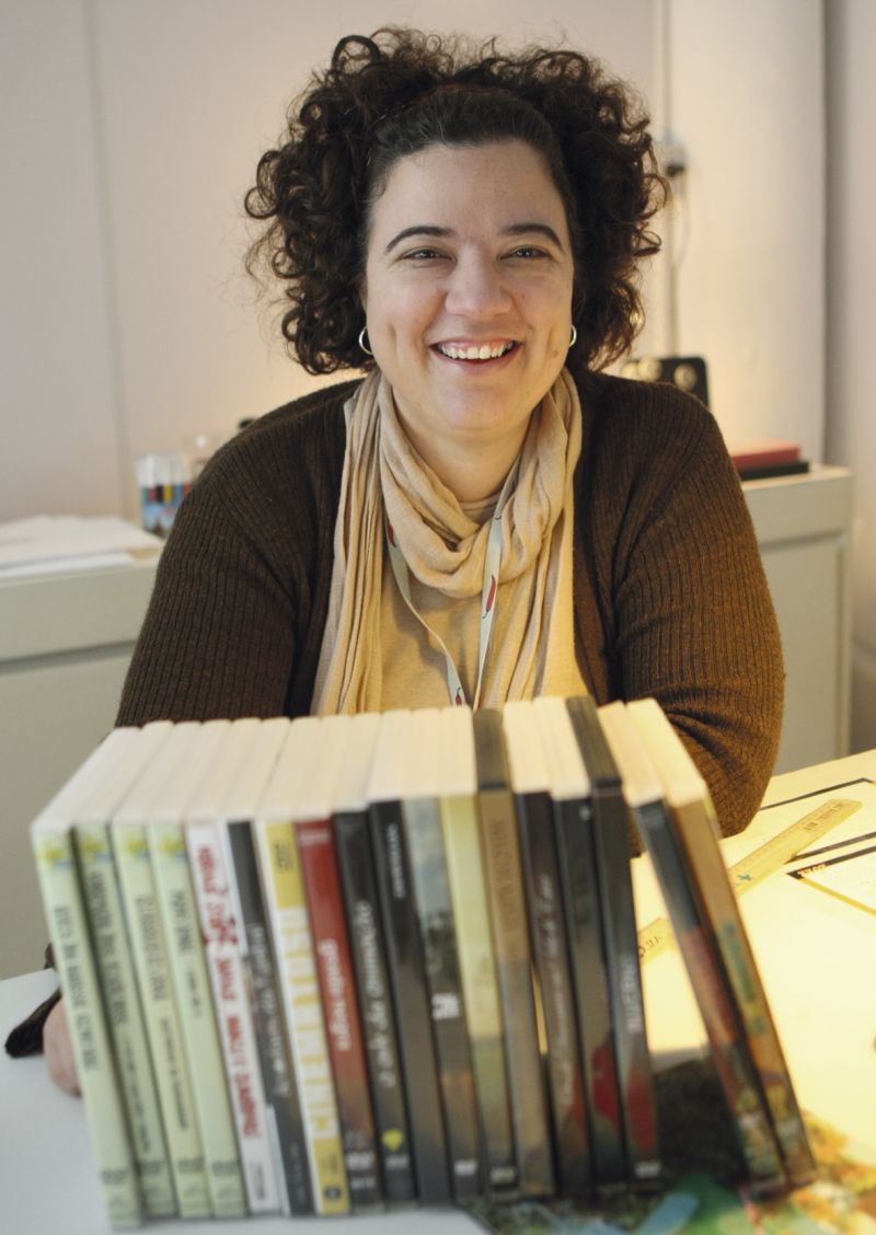 Diana Moro e os DVDs que distribui: aposta na produção local | Aniele Nascimento/Gazeta do Povo