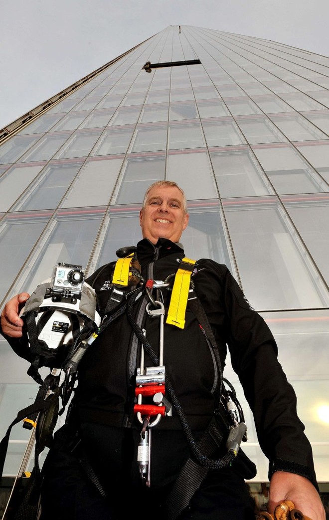 Príncipe Andrew, duque de York, se prepara para escalar o Shard, um prédio de 60 andares em Londres | 