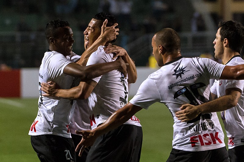 Corintianos comemoram gol de Edenílson: vantagem foi conquistada em poucos minutos no Pacaembu | Yasuyoshi Chiba / AFP