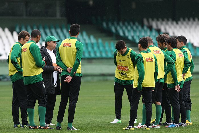 Técnico Marcelo Oliveira conversa com o elenco coxa branca no treino: clube está prestes a chegar ao milésimo gol na disputa da Série A | Ivonaldo Alexandres / Gazeta do Povo