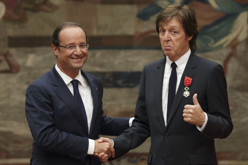 Francois Hollande (à esquerda) cumprimenta Paul McCartney | REUTERS/PHilippe Wojazer