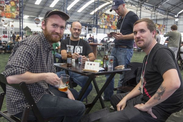 A segunda edição do Wikibier Festival, realizada sábado, reuniu cerca de 4 mil pessoas no Contorno da Bola Eventos para degustação de mais de 120 marcas. O evento, organizado pela Parnaxx, trouxe a Curitiba, entre outros, os dinamarqueses Mikkel Borg Bjergso e Tore Gynther, da cervejaria Mikkeller (ambos em primeiro plano), o paulistano Gilberto Tarantino (ao fundo, sentado), da importadora que leva seu nome, e o crítico norte-americano Ken Weaver (em pé), do site Rate Beer | Diego Pisante