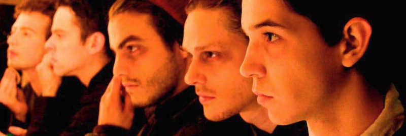 O elenco de Kafka A Vigília, com Evandro Santiago em primeiro plano | Chico Nogueira/Divulgação