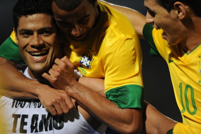 Hulk comemora seu gol no Arruda |
