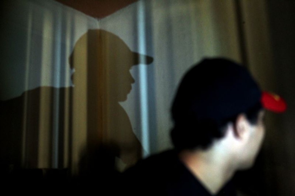 Cauê começou a anunciar em jornais aos 15 anos, usando emprestado o CPF de um amigo. Também anuncia em site especializado