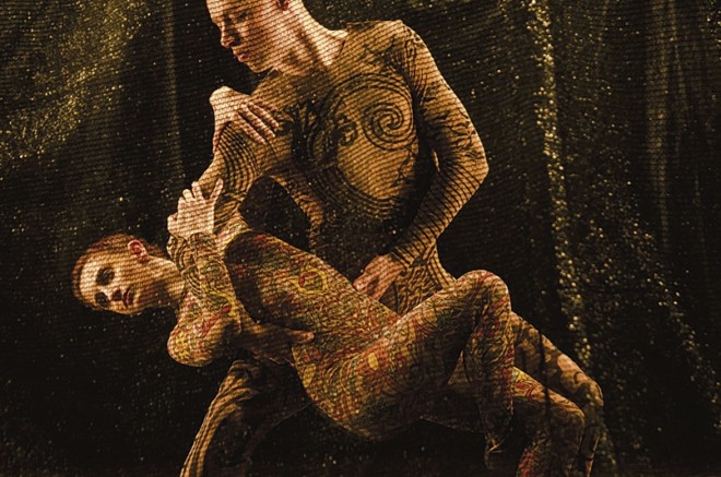 Figurino de Sem Mim foi composto sobre malhas e simula tatuagens |