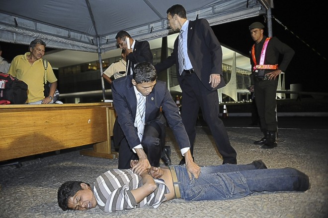 Soldados do Batalhão da Guarda Presidencial deram tiros de borracha no chão para conter a cidadã | 