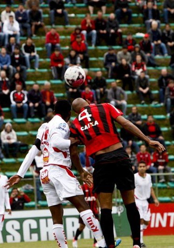 Naldo afasta o perigo na defesa atletica contra o Boa | 
