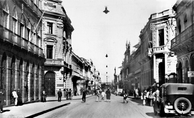 Rua XV de Novembro esquina com a Monsenhor Celso, em 1930. Um povo tranquilo transitava por ali |