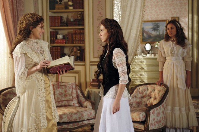 Constância (Patrícia Pillar) rasga o diário da filha Laura (Marjorie Estiano), observada por Alice (Juliane Araújo) |