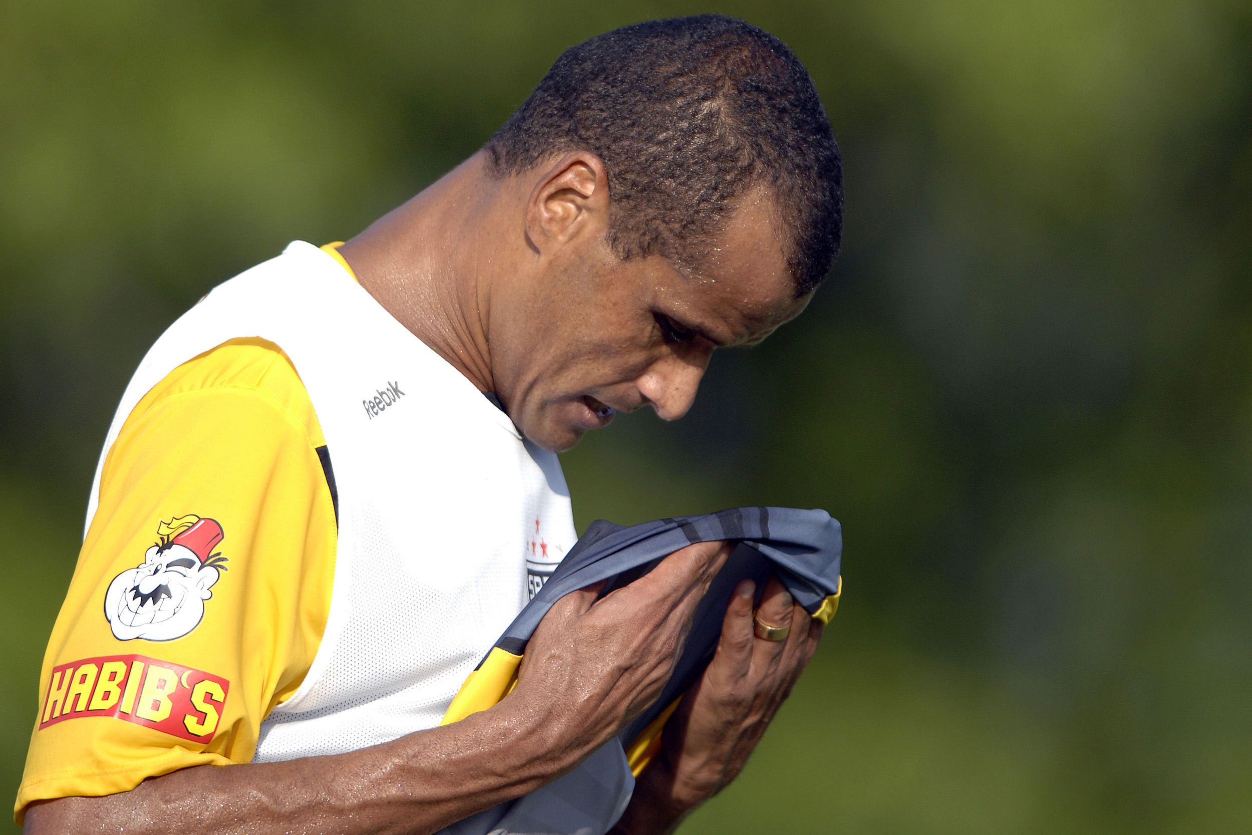 Rivaldo ameaça se aposentar caso fique no banco de seu time em Angola | Folhapress