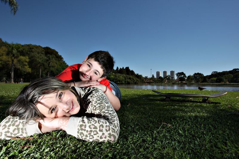 Alessandra Back com o filho Zion no Parque Bacacheri: ela agradece por poder usar o espaço verde como quintal de casa para criar o filho solto e torce para que a prefeitura aumente a área do parque | Jonathan Campos/ Gazeta do Povo