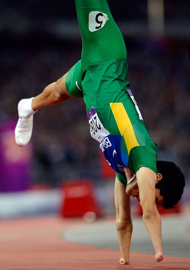 Yohansson Nascimento comemora o bronze nos 200 m da categoria T46 com uma estrela na pista do Estádio Olímpico de Londres | 