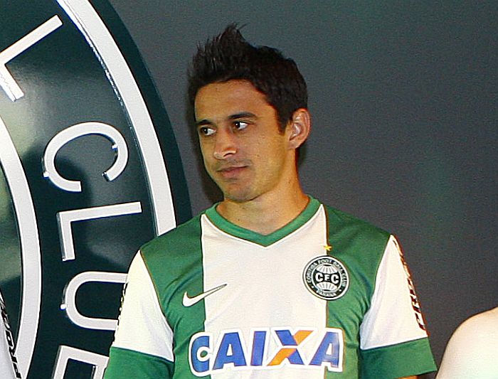 Robinho, que marcou o primeiro gol na vitória sobre o Atlético-GO, concorre à vaga no ataque com Evérton Costa | Walter Alves / Gazeta do Povo