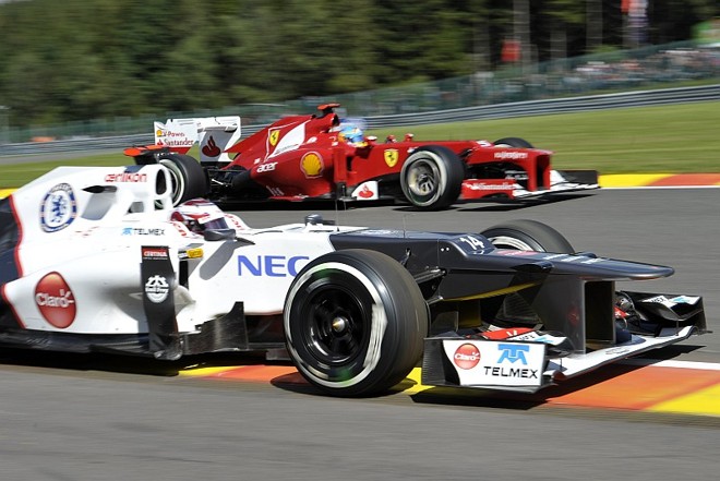Kobayashi, à frente, conseguiu um excelente segundo lugar com sua Sauber, enquanto que o líder do campeonato, Fernando Alonso, ao fundo, teve de se contentar com o sexto lugar no grid | 