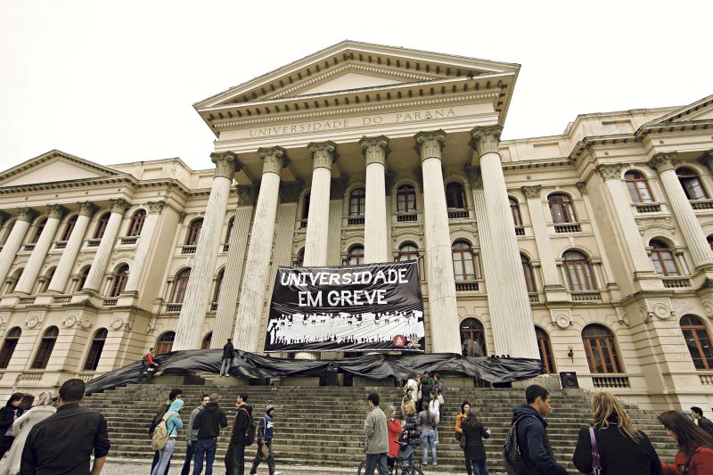 UFPR está sem aulas há 109 dias. Se voltar imediatamente às atividades, calendário escolar de 2012 vai até março de 2013 | Antônio More/ Gazeta do Povo