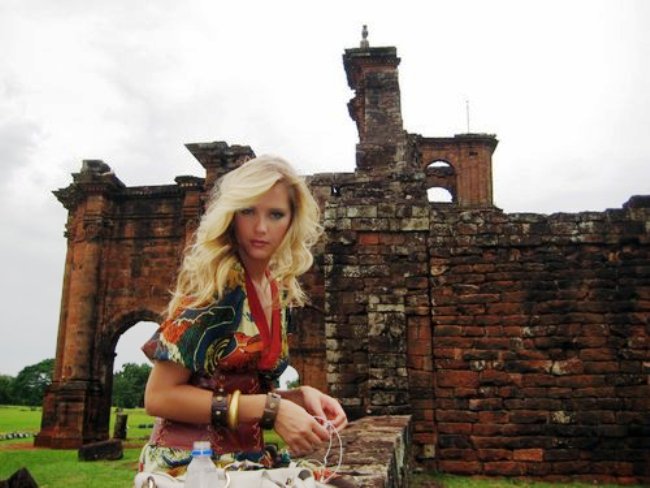 Além de modelo internacional, Gianne Albertoni é apresentadora na Rede Record de Televisão | Divulgação / Site oficial Gianne Albertoni