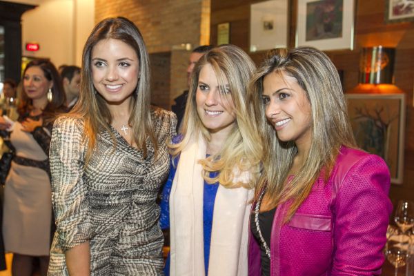 As belas Manoella Taques (à esq.), Rafaela El Omeiri (ao centro) e Caroline Teixeira, no jantar de apresentação dos embaixadores da festa de 15 anos da Bazaar Fashion, no Madero Prime Steakhouse. Manoella e Caroline integram o time de embaixadores do evento | Diego Pisante