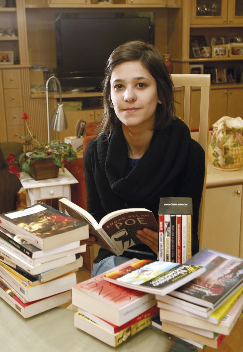 Anelise Flylyk com seus pocket books. Formato com preço acessível facilita portabilidade | Hugo Harada/Gazeta do Povo