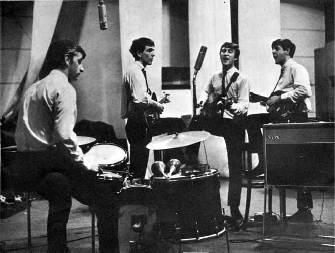 Já com Ringo Starr (à esq.), a banda pousa para fotos durante a primeira sessão de gravação nos estúdios da EMI em Abbey Road, em Londres, em setembro de 1962 |