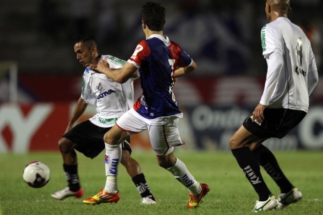 Luisinho cerca o jogador do Bragantino, em disputa no meio-campo | 